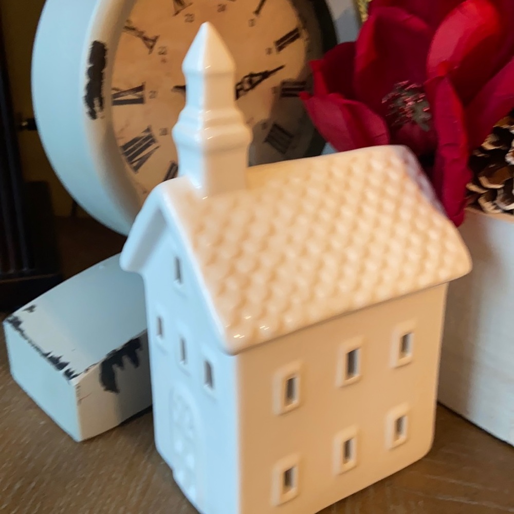 Last 1❗️Lighted Christmas Holiday White Ceramic Village Church - Picture 9 of 10